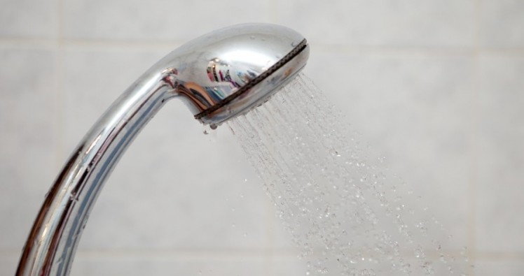 Faible débit d’eau dans la douche ? Essayez ce produit pour nettoyer votre pommeau de douche